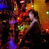 Les jeunes homosexuels boivent moins. Les bars gays de New York le ressentent
