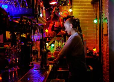 Les jeunes homosexuels boivent moins. Les bars gays de New York le ressentent
