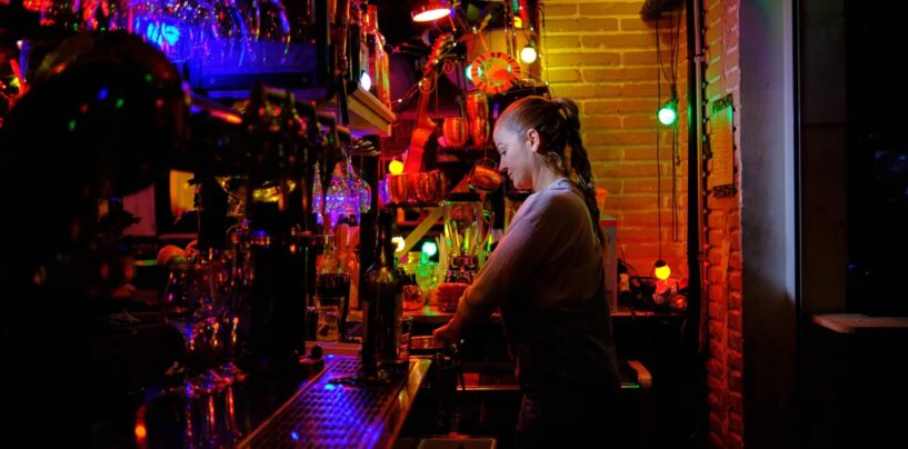 Les jeunes homosexuels boivent moins. Les bars gays de New York le ressentent