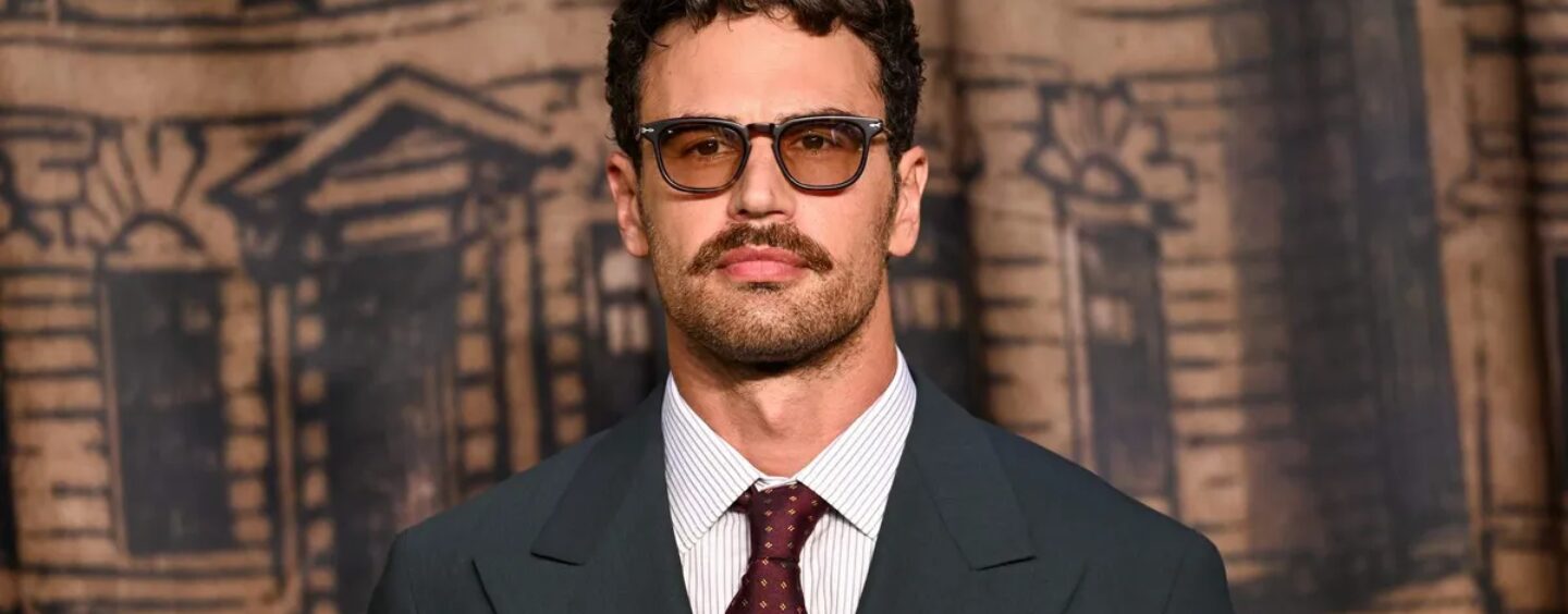 Theo James porte un short blanc bien ajusté dans une nouvelle vidéo de sauna en sueur