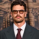 Theo James porte un short blanc bien ajusté dans une nouvelle vidéo de sauna en sueur