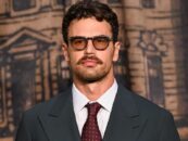 Theo James porte un short blanc bien ajusté dans une nouvelle vidéo de sauna en sueur