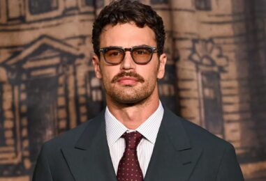 Theo James porte un short blanc bien ajusté dans une nouvelle vidéo de sauna en sueur