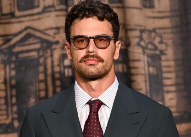 Theo James porte un short blanc bien ajusté dans une nouvelle vidéo de sauna en sueur
