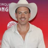 La star de « The Challenge » fait ses débuts avec sa petite amie après avoir déclaré que « Dieu l'avait retiré du mode de vie gay »