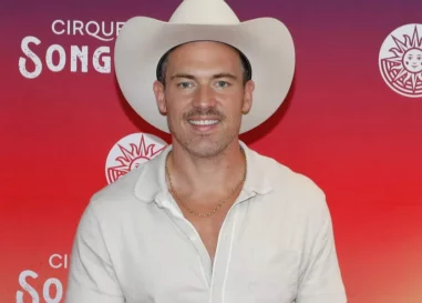 La star de « The Challenge » fait ses débuts avec sa petite amie après avoir déclaré que « Dieu l'avait retiré du mode de vie gay »