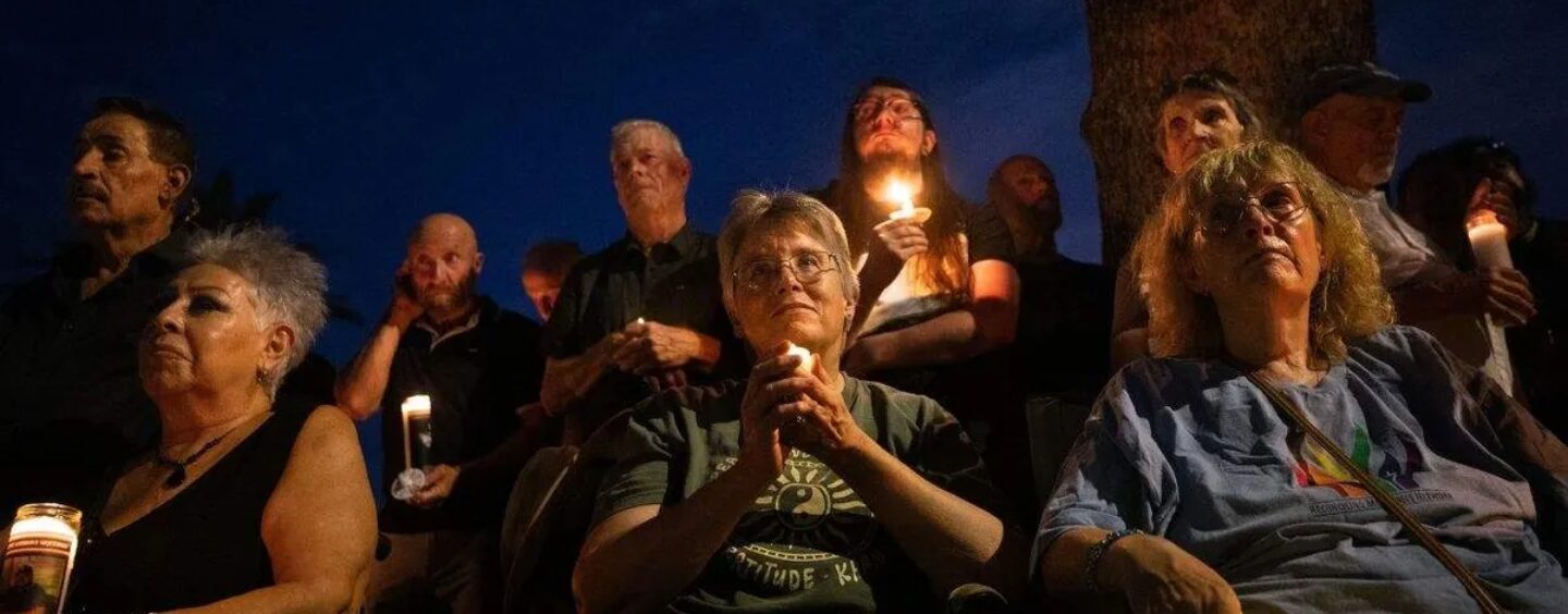Un homme armé a ciblé la communauté LGBTQ+ de Tucson. Un millier d'Arizoniens ont répondu avec amour