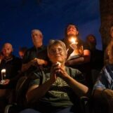 Un homme armé a ciblé la communauté LGBTQ+ de Tucson. Un millier d'Arizoniens ont répondu avec amour