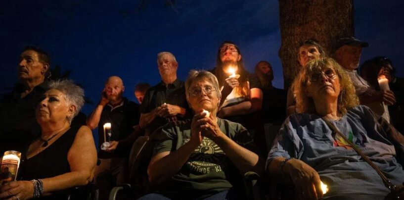 Un homme armé a ciblé la communauté LGBTQ+ de Tucson. Un millier d'Arizoniens ont répondu avec amour