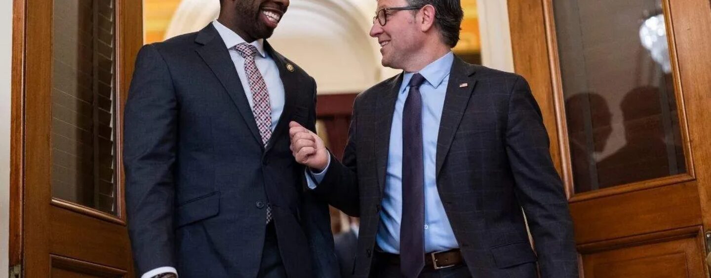 Mike Johnson a fait prêter serment à Everton Blair en tant que premier membre du Congrès gay noir du Sud