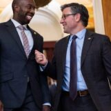 Mike Johnson a fait prêter serment à Everton Blair en tant que premier membre du Congrès gay noir du Sud