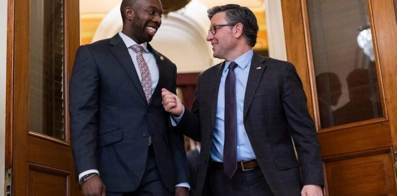 Mike Johnson a fait prêter serment à Everton Blair en tant que premier membre du Congrès gay noir du Sud
