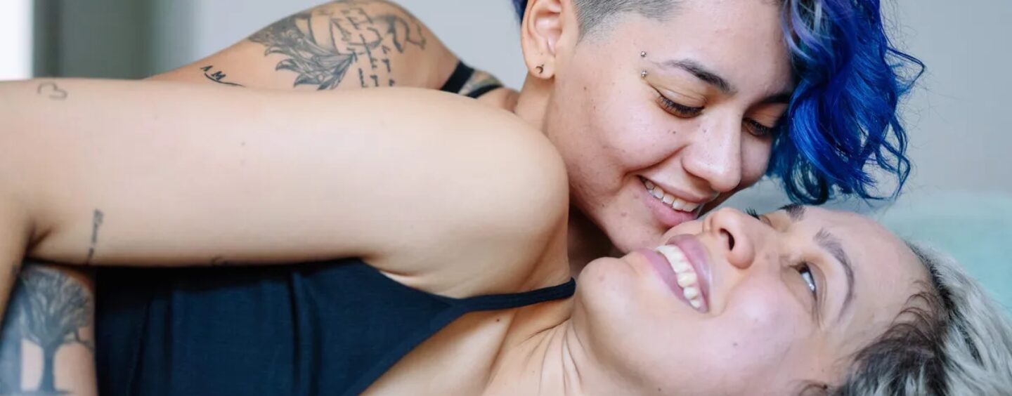Qu'est-ce qu'une « brûlure de sangle » ? Des experts sur la façon d’éviter et de traiter les irritations cutanées pendant les rapports sexuels
