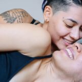 Qu'est-ce qu'une « brûlure de sangle » ? Des experts sur la façon d’éviter et de traiter les irritations cutanées pendant les rapports sexuels
