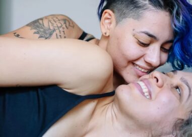 Qu'est-ce qu'une « brûlure de sangle » ? Des experts sur la façon d’éviter et de traiter les irritations cutanées pendant les rapports sexuels