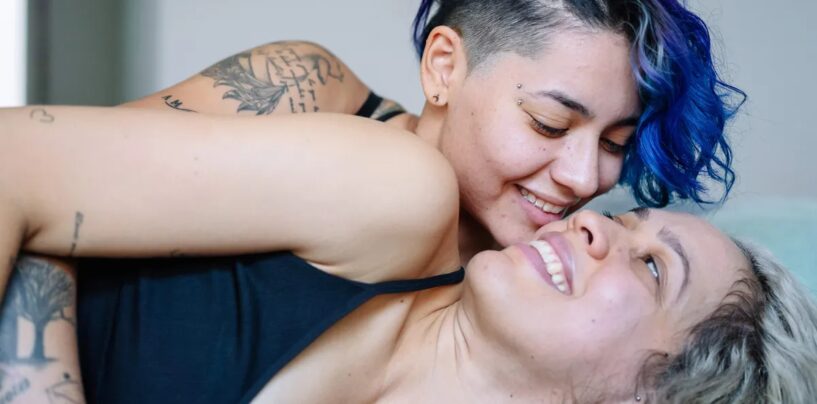 Qu'est-ce qu'une « brûlure de sangle » ? Des experts sur la façon d’éviter et de traiter les irritations cutanées pendant les rapports sexuels