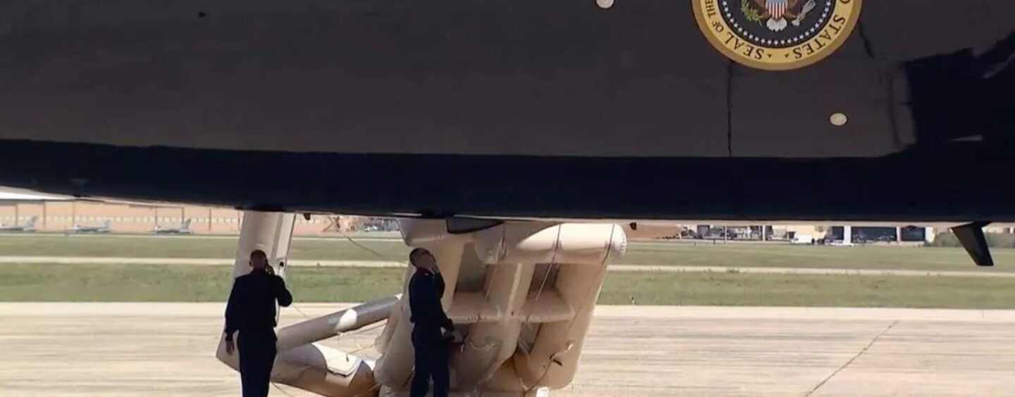 Un toboggan d'urgence se déploie sur l'Air Force One qatarie de Trump