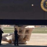 Un toboggan d'urgence se déploie sur l'Air Force One qatarie de Trump