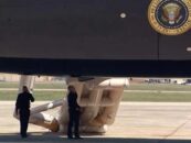 Un toboggan d'urgence se déploie sur l'Air Force One qatarie de Trump