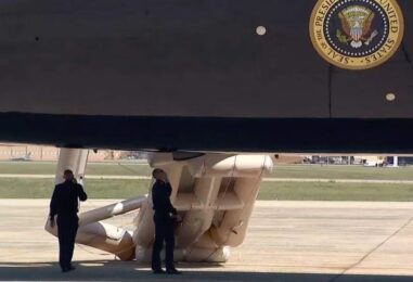 Un toboggan d'urgence se déploie sur l'Air Force One qatarie de Trump