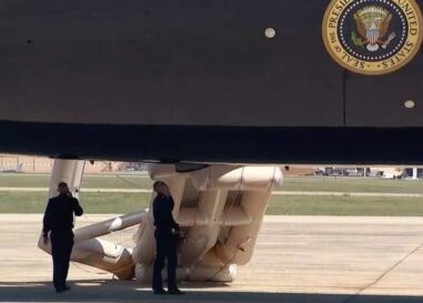 Un toboggan d'urgence se déploie sur l'Air Force One qatarie de Trump