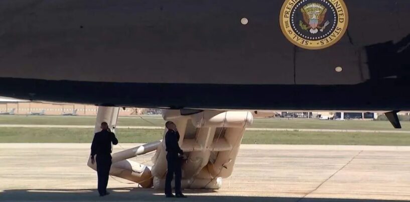 Un toboggan d'urgence se déploie sur l'Air Force One qatarie de Trump