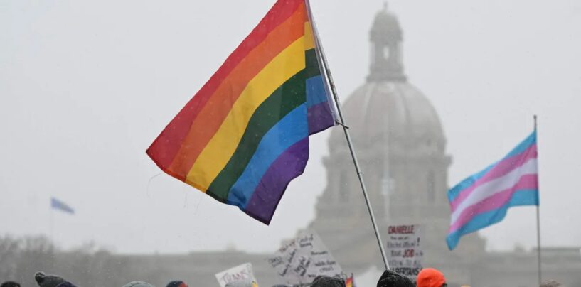 Une Première Nation se constitue un refuge contre l'interdiction de l'Alberta en matière de soins aux jeunes trans