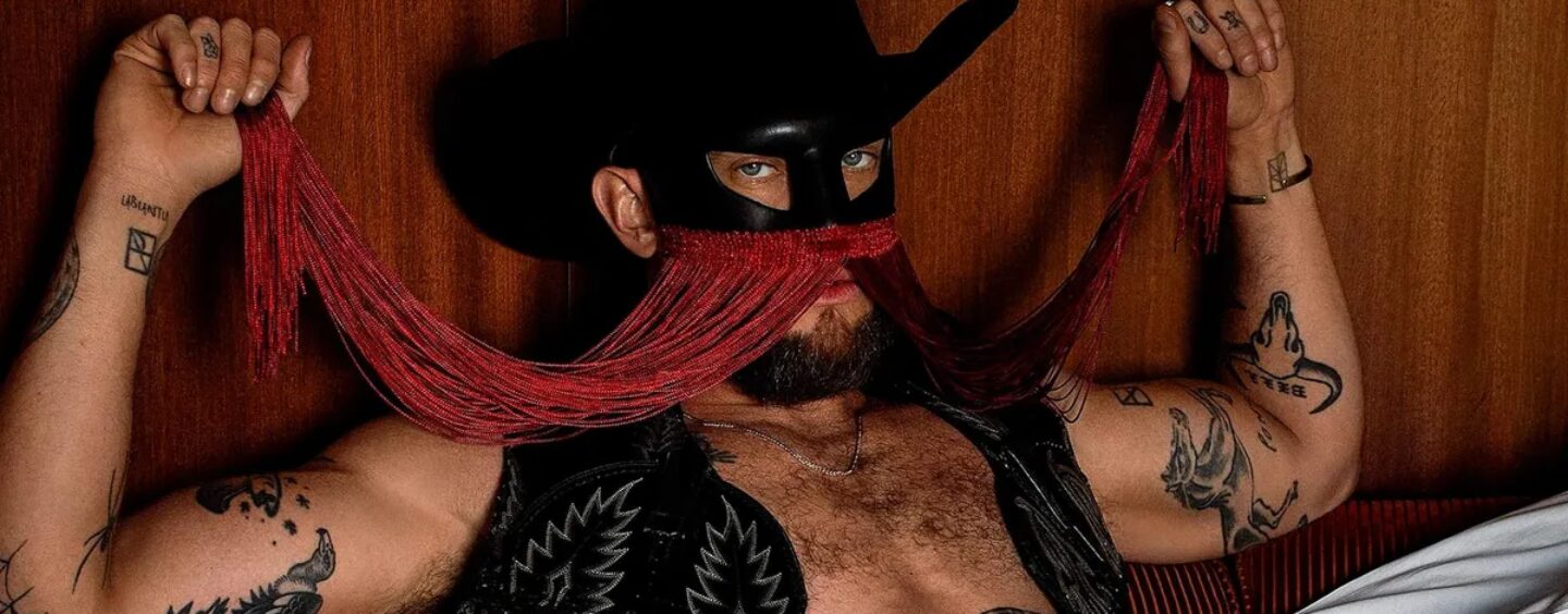 Orville Peck se déshabille et se dévoile en tant que star de la couverture de Playgirl