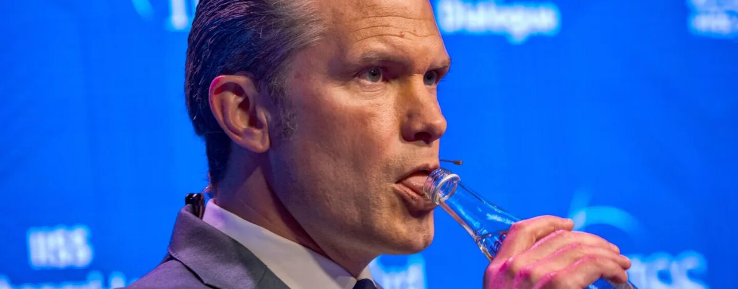 La cote d'approbation de Pete Hegseth atteint un niveau embarrassant