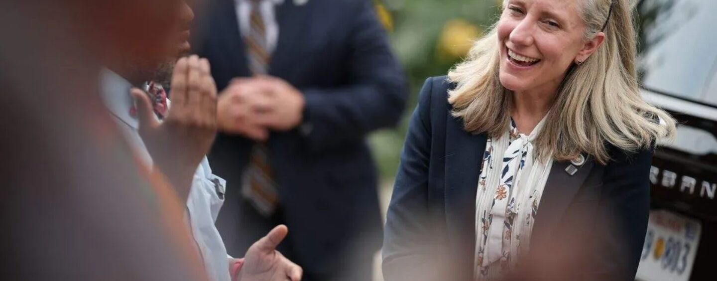 Des milliers de personnes et alliés LGBTQ+ célèbrent le Virginia PrideFest – avec parmi eux la gouverneure Abigail Spanberger