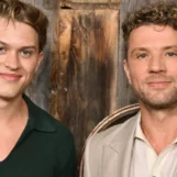 Ryan Phillippe pose torse nu avec son fils, Deacon, sur des photos de vacances