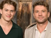 Ryan Phillippe pose torse nu avec son fils, Deacon, sur des photos de vacances