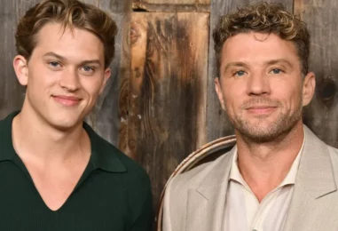 Ryan Phillippe pose torse nu avec son fils, Deacon, sur des photos de vacances