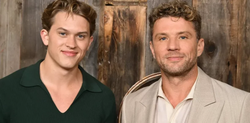 Ryan Phillippe pose torse nu avec son fils, Deacon, sur des photos de vacances