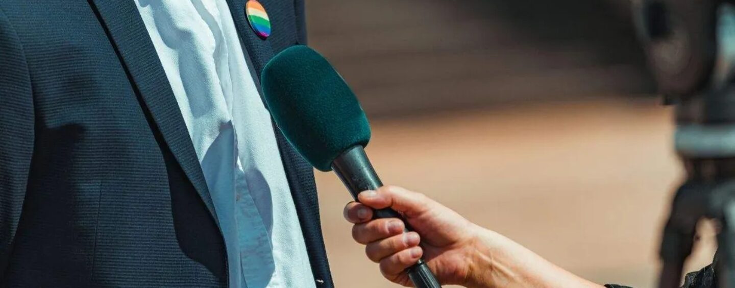 Une salle de rédaction LGBTQ+ de premier plan confronte la société mère au sujet du soutien d'un membre du conseil d'administration de MAGA