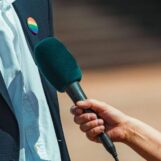 Une salle de rédaction LGBTQ+ de premier plan confronte la société mère au sujet du soutien d'un membre du conseil d'administration de MAGA