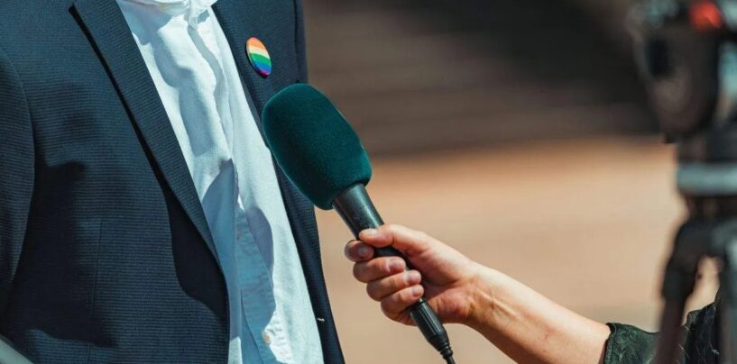 Une salle de rédaction LGBTQ+ de premier plan confronte la société mère au sujet du soutien d'un membre du conseil d'administration de MAGA