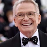 Bob Mackie, célèbre créateur de mode et de costumes gay, est décédé à 87 ans
