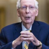 Mitch McConnell est finalement revenu au Sénat – pour voter de manière décisive pour un juge anti-trans