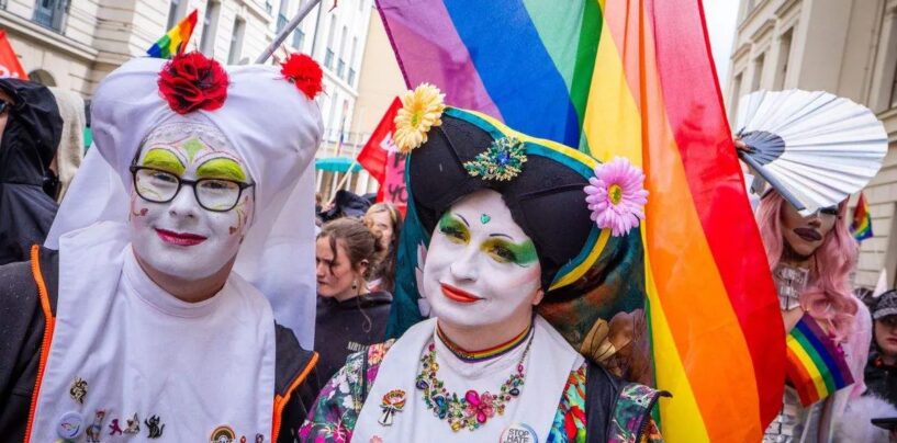 JD Vance évoque le diable dans une fausse attaque contre une association caritative LGBTQ+ lors d'un discours au Kansas