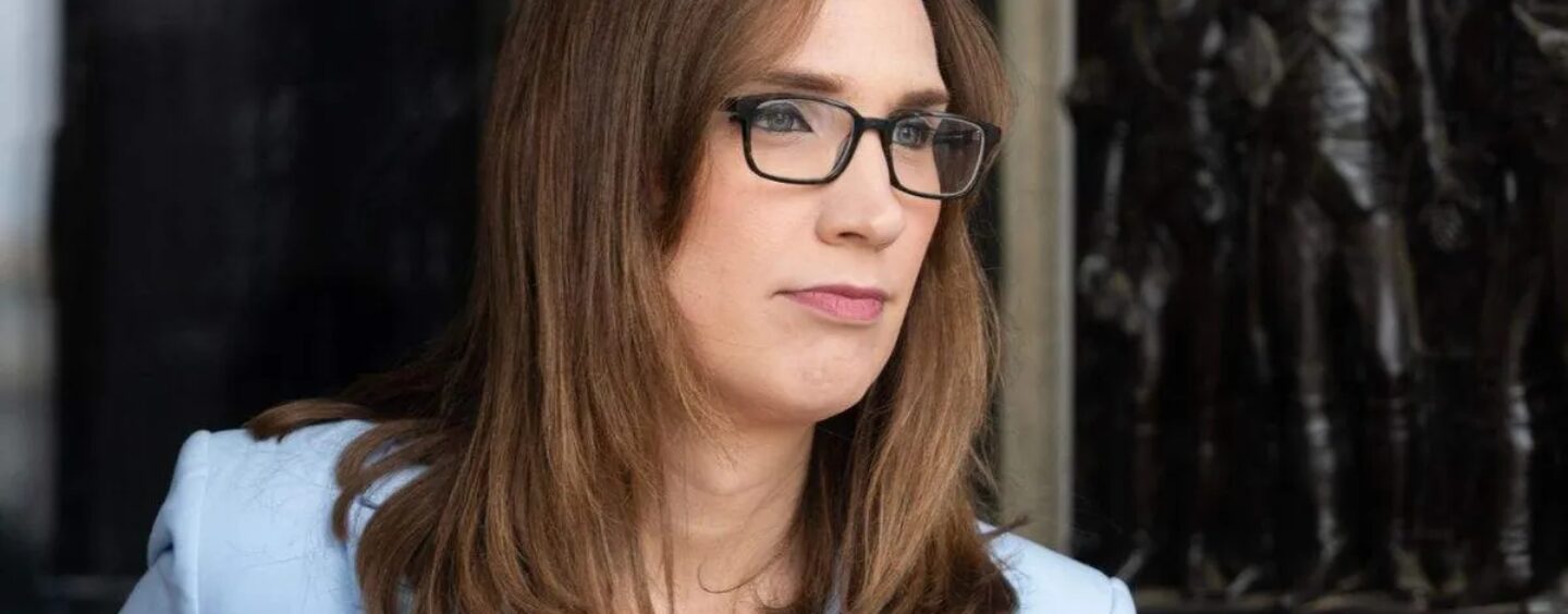 Sarah McBride vogue vers la réélection après avoir progressé sans opposition à la primaire démocrate du Delaware