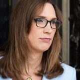 Sarah McBride vogue vers la réélection après avoir progressé sans opposition à la primaire démocrate du Delaware