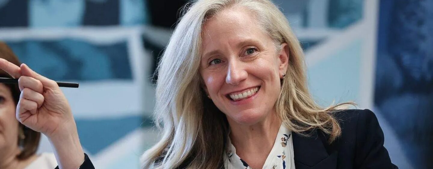 La gouverneure démocrate de Virginie, Abigail Spanberger, met fin aux précédentes politiques anti-trans menées par les républicains