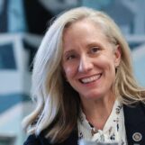 La gouverneure démocrate de Virginie, Abigail Spanberger, met fin aux précédentes politiques anti-trans menées par les républicains