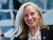 La gouverneure démocrate de Virginie, Abigail Spanberger, met fin aux précédentes politiques anti-trans menées par les républicains