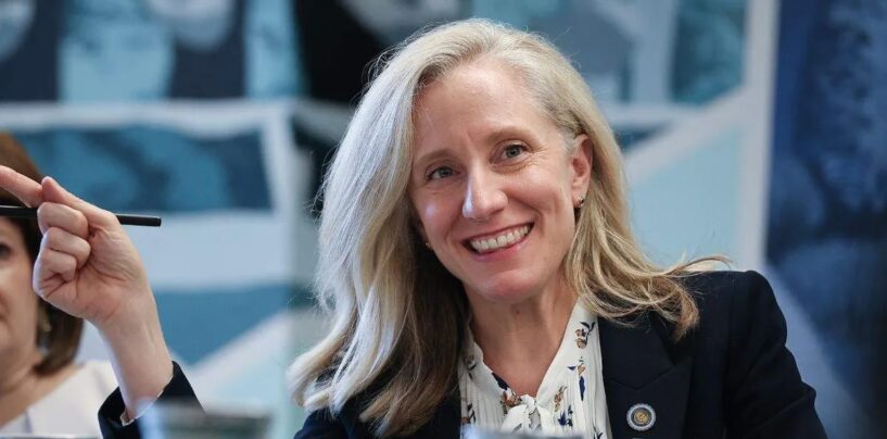 La gouverneure démocrate de Virginie, Abigail Spanberger, met fin aux précédentes politiques anti-trans menées par les républicains