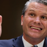Au milieu de l'horreur, Hegseth s'inspire du fondateur de Fox News, Roger Ailes