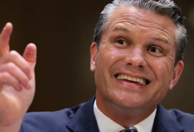 Au milieu de l'horreur, Hegseth s'inspire du fondateur de Fox News, Roger Ailes