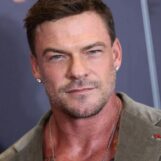 Alan Ritchson montre ses muscles torse nu dans une vidéo virale sexy