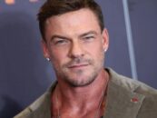 Alan Ritchson montre ses muscles torse nu dans une vidéo virale sexy